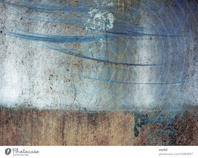 Langzeitstudie Kunstwerk Umwelt Mauer Wand Metall alt Vergänglichkeit Abnutzung Schleifspuren Zahn der Zeit unklar Spuren Kratzer blau Außenaufnahme