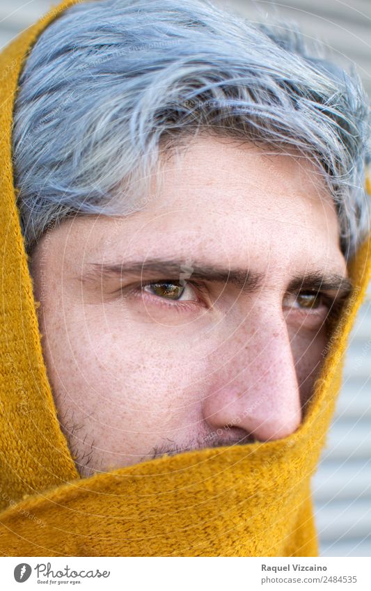 Mann mit grauen Haaren und gelbem Turban. maskulin Erwachsene 1 Mensch 18-30 Jahre Jugendliche Schal grauhaarig Blick geheimnisvoll kalt Selbstständigkeit