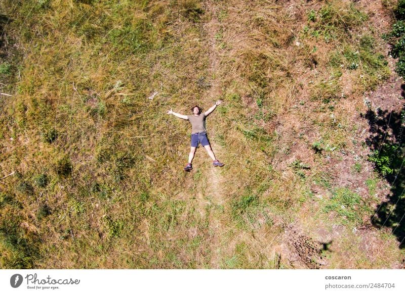 Mann, der sich auf die Mitte eines Feldes legt. Lifestyle Freude Glück Körper Erholung Freizeit & Hobby Freiheit Sommer Sonne Mensch Erwachsene Natur Himmel