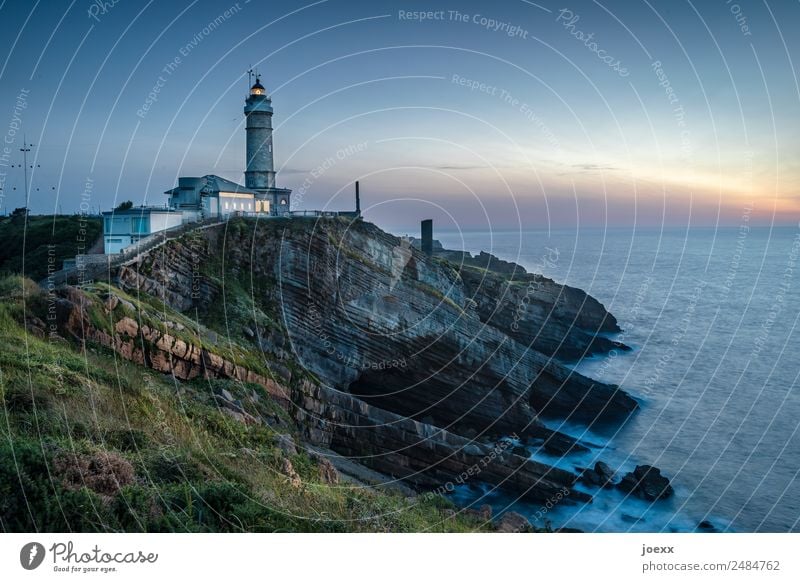 Leuchtturm an felsiger Küste am Meer Natur Außenaufnahme Wasser Himmel Landschaft Farbfoto Menschenleer Wahrzeichen Sehenswürdigkeit