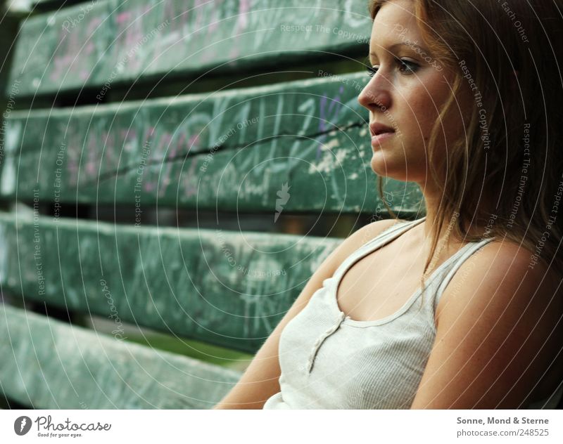 Certain Shade Of Green Mensch feminin Junge Frau Jugendliche 1 18-30 Jahre Erwachsene T-Shirt brünett langhaarig Holz Graffiti beobachten Denken Erholung sitzen