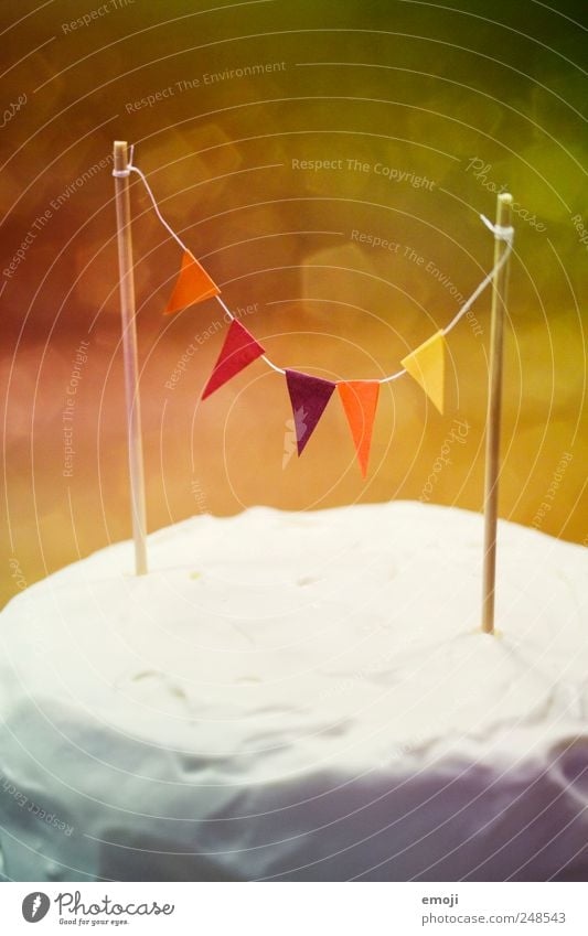 rainbow cake I Kuchen Dessert Süßwaren Kitsch Fahne Girlande Torte Unschärfe Kindergeburtstag Geburtstag Geburtstagstorte Sahne Sahnetorte regenbogenfarben