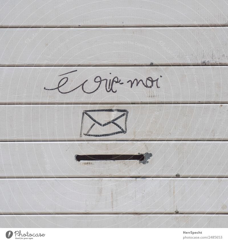 SCHREIB MIR Mauer Wand Briefkasten Metall Zeichen Schriftzeichen außergewöhnlich lustig trist Stadt grau Kreativität Schlitz Französisch schreiben