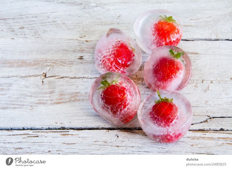 Eiswürfel mit gefrorenen Erdbeeren Würfel Frucht weiß Lebensmittel kalt rot Sommer Hintergrundbild frisch grün Gesundheit Wasser Reflexion & Spiegelung Beeren