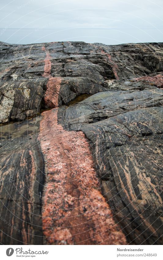 Roter Faden ruhig Expedition Natur Urelemente schlechtes Wetter Regen Küste Meer Stein Wasser Ornament Linie Streifen Kraft Ausdauer standhaft ästhetisch