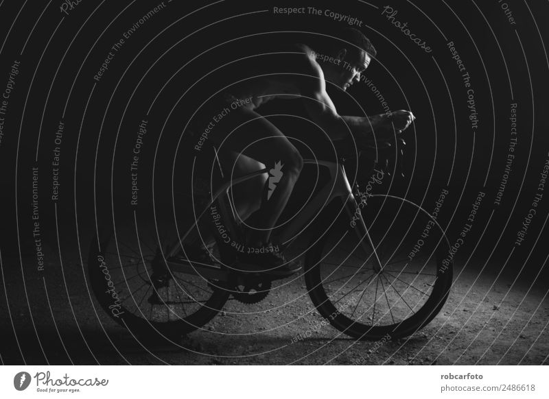 Mann auf dem Fahrrad bei der Vorbereitung auf das Triathlon-Rennen Ferne Sommer Sport Fahrradfahren Mensch Erwachsene Straße Bewegung Fitness Geschwindigkeit