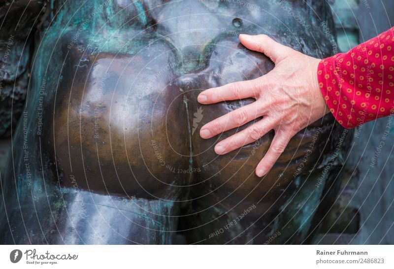 die Hand einer Frau berührt den nackten Po einer Statue feminin Erwachsene 1 Mensch Kunst Skulptur berühren Sex Erotik Wollust "Belästigung metoo unsittlich