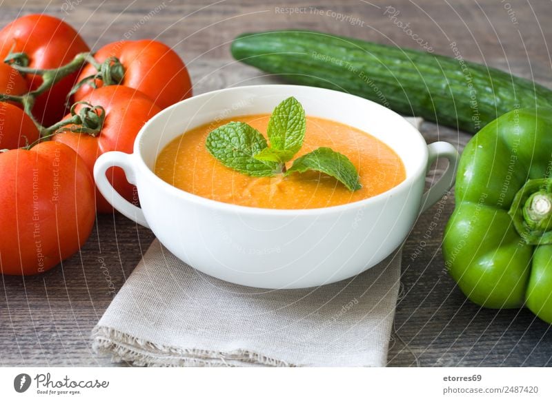 Kürbissuppe in weißer Schüssel und Zutaten auf Holztisch Lebensmittel Gesunde Ernährung Speise Foodfotografie Gemüse Suppe Eintopf Bioprodukte