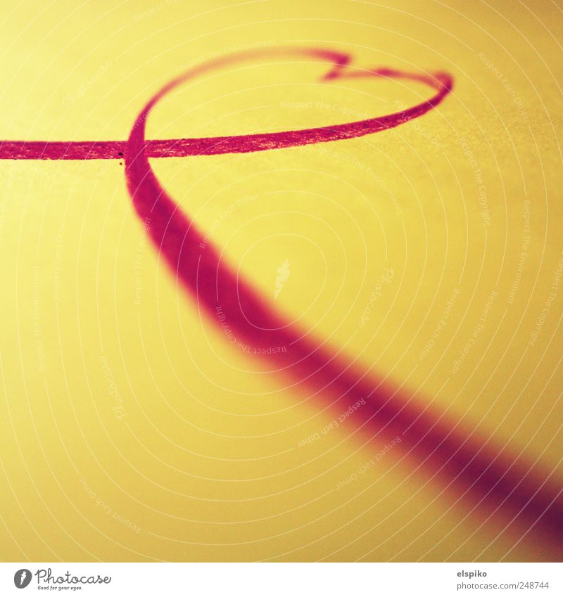 Heartline Kunst Kunstwerk Schleife Zeichen Herz Liebe Kreide rot gelb Farbfoto Nahaufnahme Detailaufnahme Makroaufnahme Menschenleer Unschärfe