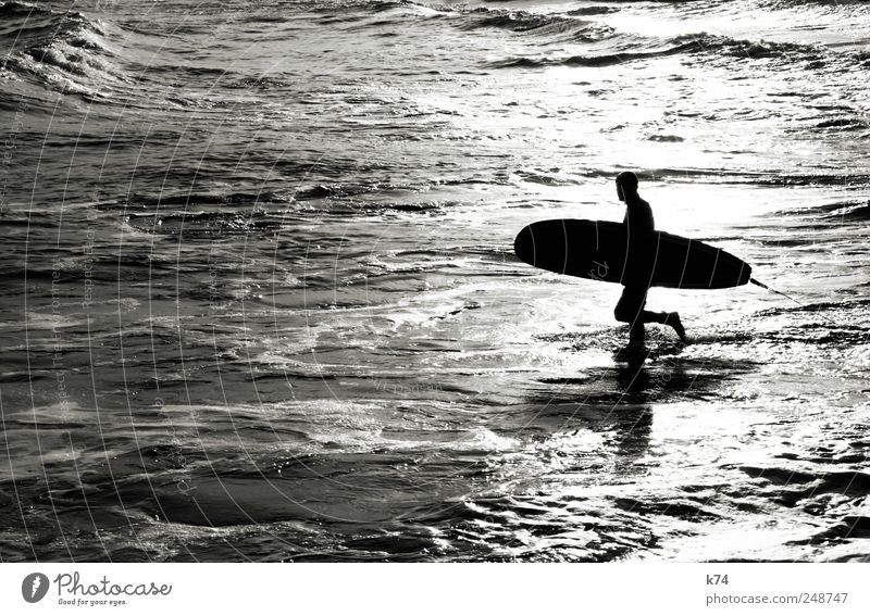 surfer Sport Surfen Surfbrett Mensch maskulin Junger Mann Jugendliche Schönes Wetter Wellen Küste Meer laufen sportlich schwarz weiß Schwarzweißfoto