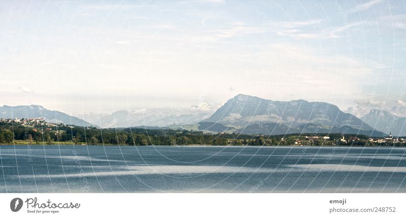Seen und Berge Natur Himmel Berge u. Gebirge Seeufer natürlich blau Schweiz Ferne Farbfoto Außenaufnahme Menschenleer Textfreiraum oben Textfreiraum unten Tag