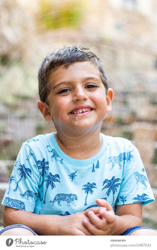 Porträt eines süßen kleinen Jungen, der lächelt und auf die Kamera schaut. Leben Ferien & Urlaub & Reisen Städtereise Sommer Sommerurlaub Mensch maskulin Kind