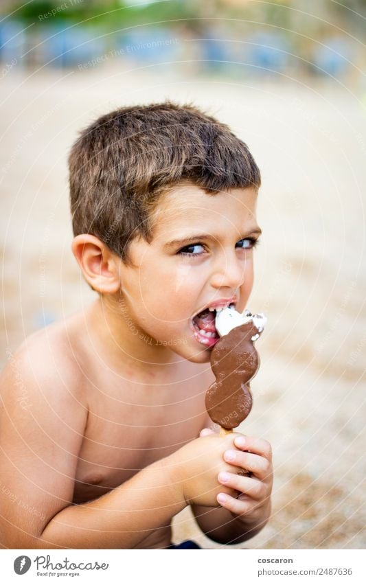 Schöner Junge isst ein Eis am Strand. Speiseeis Schokolade Ferien & Urlaub & Reisen Tourismus Sommer Sommerurlaub Meer Mensch Kind Baby Kleinkind Körper 1