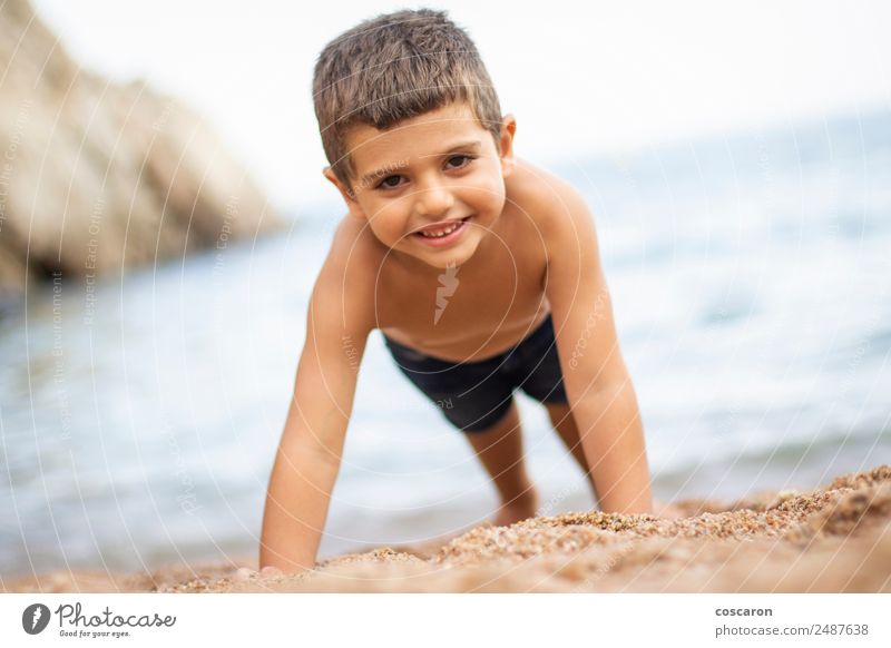 Kleiner Junge beim Sport am Strand schön Körper Freizeit & Hobby Spielen Kinderspiel Ferien & Urlaub & Reisen Tourismus Sommer Sommerurlaub Sportler Yoga Baby