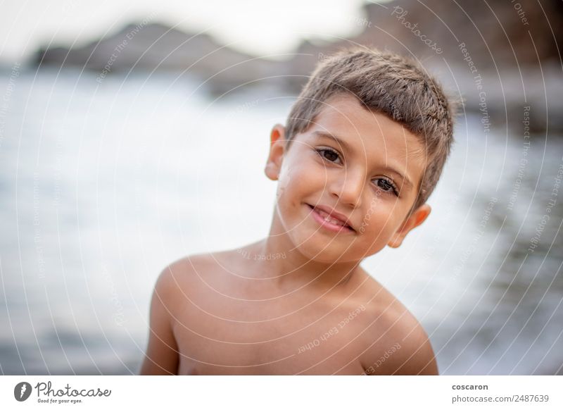 Lieber kleiner Junge am Strand, lächelnd, mit Blick auf die Kamera. Lifestyle Gesicht Gesundheit Ferien & Urlaub & Reisen Sommer Sommerurlaub Mensch Kind Baby