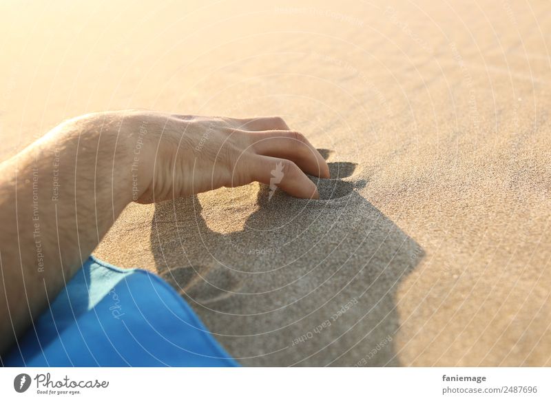 Hand im Sand Lifestyle Ferien & Urlaub & Reisen Tourismus Sommer Sommerurlaub Sonne Sonnenbad Strand Mensch maskulin Finger Umwelt Natur genießen Gefühle