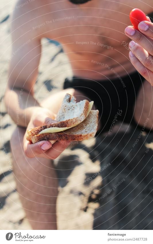 le sandwich III Mensch maskulin Mann Erwachsene Körper Arme Hand Beine Essen Belegtes Brot Tomate Sonnenbad Strand Camargue saintes maries de la mer Provence