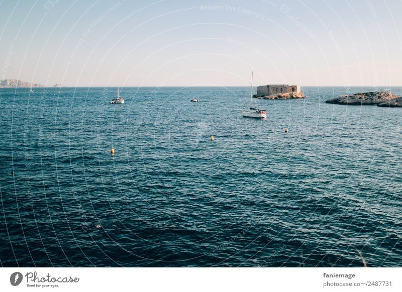 la mer Umwelt Natur Landschaft Wasser Wolkenloser Himmel Schönes Wetter Wärme Wellen Küste blau Marseille Corniche Mittelmeer mediterran Meer Burg oder Schloss
