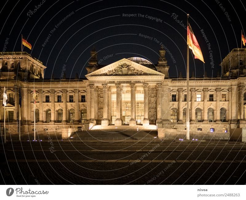 Reichstag in Berlin bei Nacht Tourismus Abenteuer Sightseeing Städtereise Regierung Deutscher Bundestag Architektur Garten Hauptstadt Bauwerk Gebäude Treppe