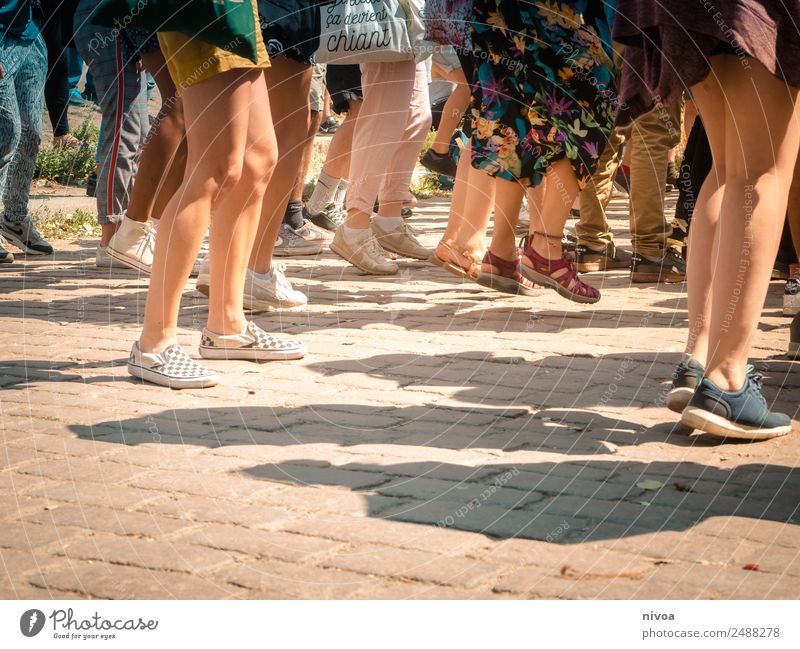 Viele Füsse die tanzen, stehen und springen auf einem Platz Freude Glück Wohlgefühl Tanzen Veranstaltung Musik clubbing Mauerpark Mensch maskulin feminin Frau