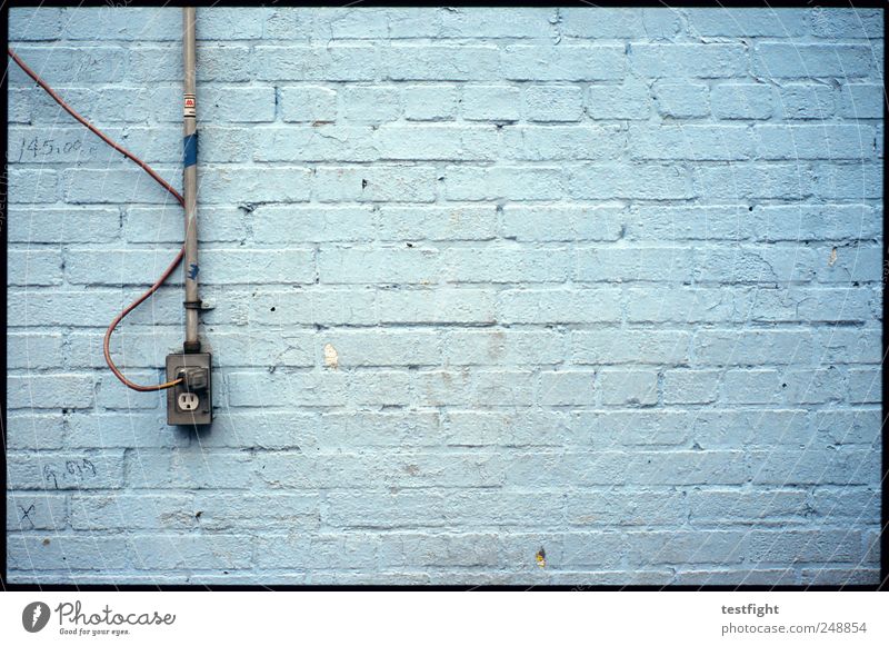 stromanschluß Kabel Industrieanlage Fabrik Gebäude Mauer Wand Fassade alt kalt blau Steckdose Elektrizität Backstein Backsteinwand Farbfoto Außenaufnahme