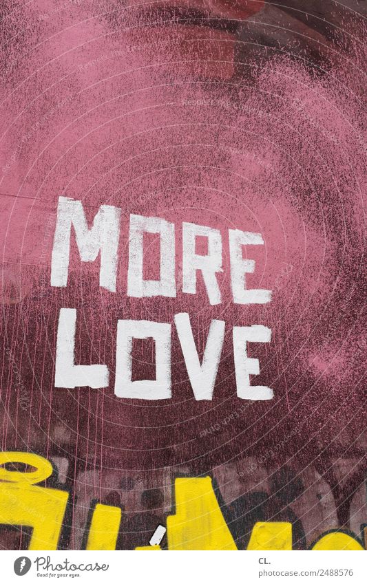 mehr liebe, berlin-neukölln Mauer Wand Schriftzeichen Graffiti authentisch positiv Stadt gelb rosa weiß Liebe friedlich Menschlichkeit Solidarität Toleranz