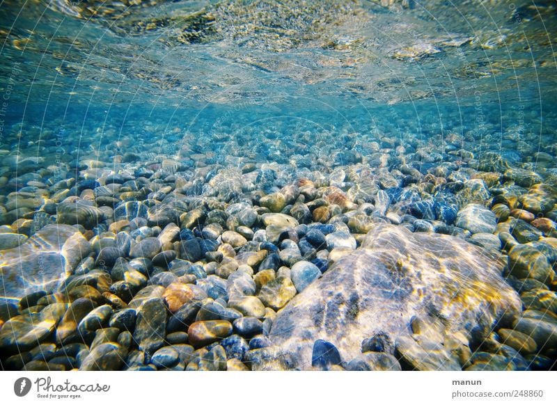 Kiesstrand Natur Urelemente Wasser Wellen Küste Meer See Fluss Flußbett Kieselsteine Kieselstrand Kiesgrube Stein Sardinien authentisch einfach natürlich unten
