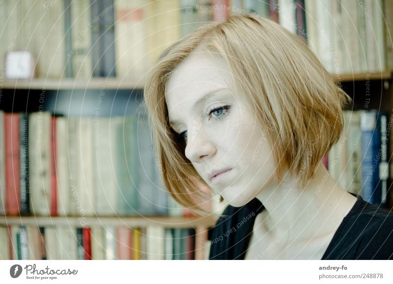 Nachdenklich. feminin Junge Frau Jugendliche Gesicht 1 Mensch 18-30 Jahre Erwachsene Bibliothek Haare & Frisuren rothaarig kurzhaarig Denken lernen Traurigkeit