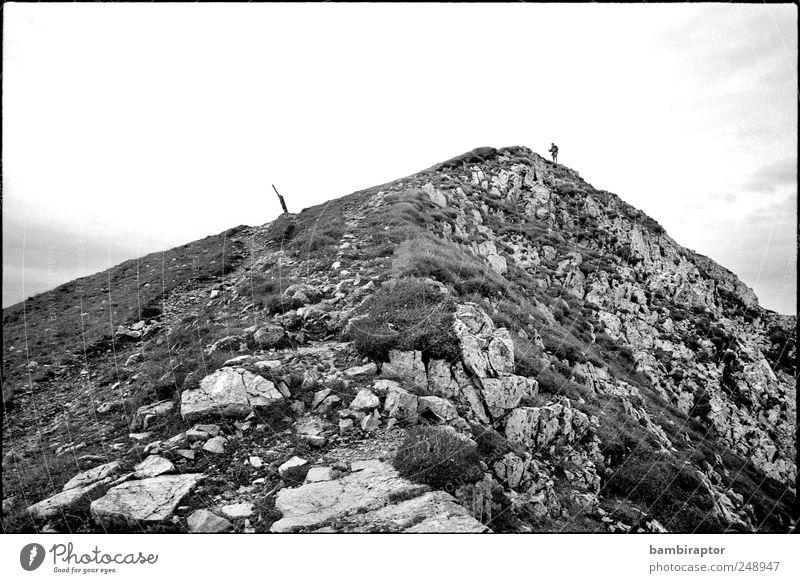 Gipfelstürmer Ausflug Abenteuer Berge u. Gebirge wandern Klettern Bergsteigen Mann Erwachsene 1 Mensch Natur Himmel Felsen Bergkamm Schwarzweißfoto