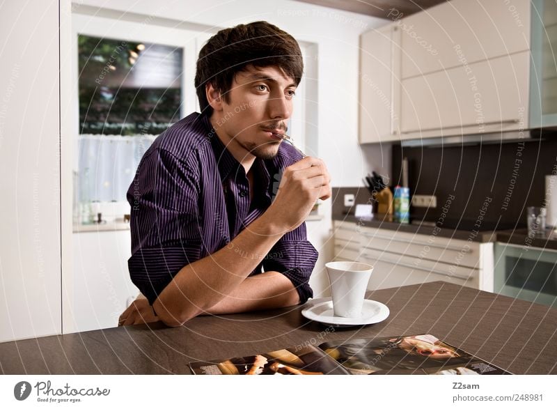 ....... What else! Getränk Kaffee Lifestyle Häusliches Leben Wohnung Küche Mensch Junger Mann Jugendliche 18-30 Jahre Erwachsene Schauspieler Hemd schwarzhaarig