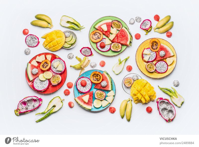 Verschiedene geschnittene tropische Obst und Früchte Lebensmittel Frucht Apfel Orange Ernährung Frühstück Bioprodukte Vegetarische Ernährung Diät Teller kaufen