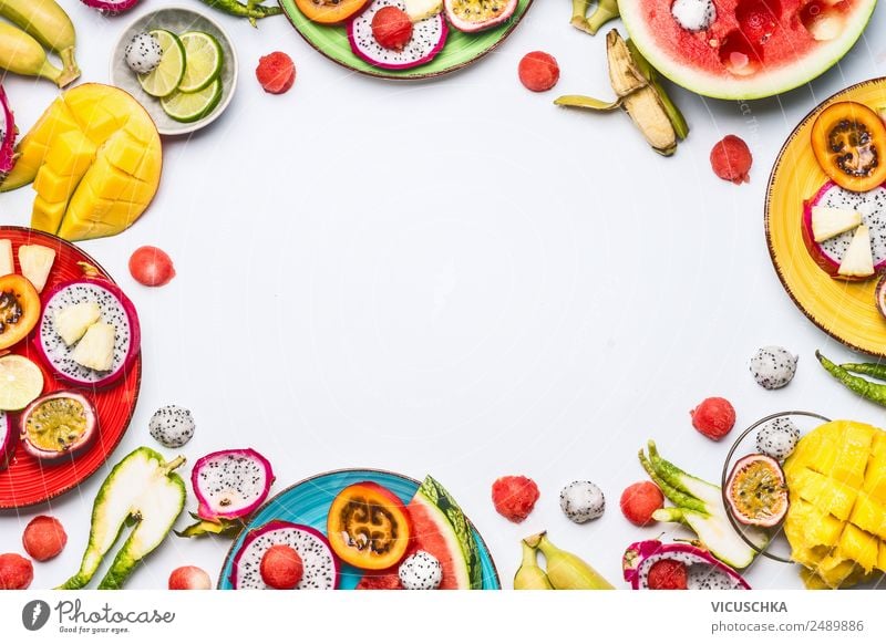 Exotische Obst und Früchte geschnitten auf Teller Lebensmittel Frucht Apfel Orange Ernährung Bioprodukte Getränk Saft kaufen Stil Design Sommer Gesundheit
