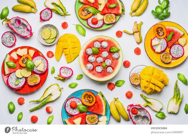 Verschiedene tropische Früchte und Obst als Bowls Lebensmittel Salat Salatbeilage Frucht Orange Ernährung Frühstück Bioprodukte Vegetarische Ernährung Diät