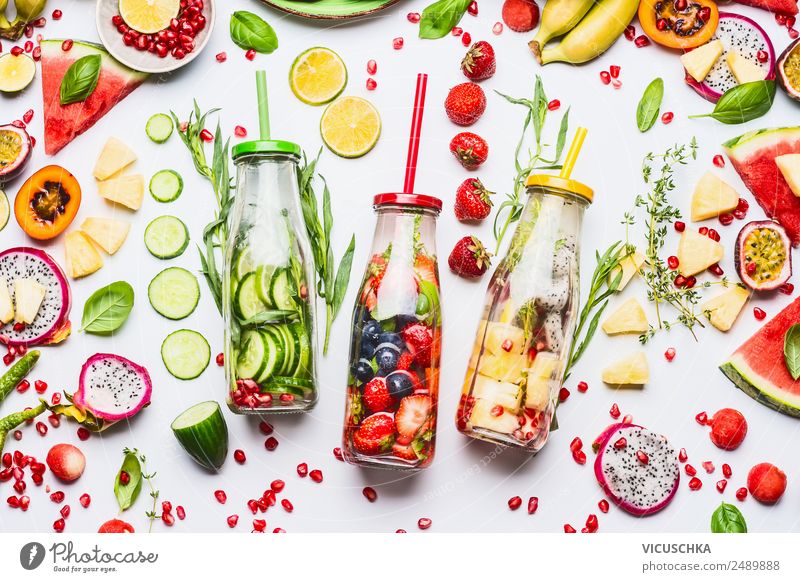 Wasser mit Geschmack zu versetzen, Flaschen mit Zutaten Lebensmittel Frucht Apfel Orange Bioprodukte Vegetarische Ernährung Diät Getränk Erfrischungsgetränk
