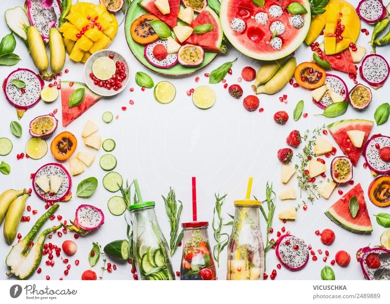 Obst, Beeren und Getränke Rahmen Lebensmittel Frucht Apfel Orange Ernährung Frühstück Bioprodukte Vegetarische Ernährung Diät Trinkwasser Limonade Saft Teller