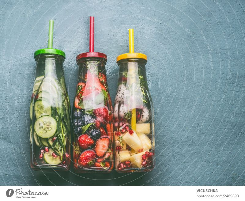 Flaschen mit Wasser ,Obst , Beeren and Kräutern Lebensmittel Frucht Apfel Orange Ernährung Getränk Erfrischungsgetränk Trinkwasser Stil Design Gesundheit