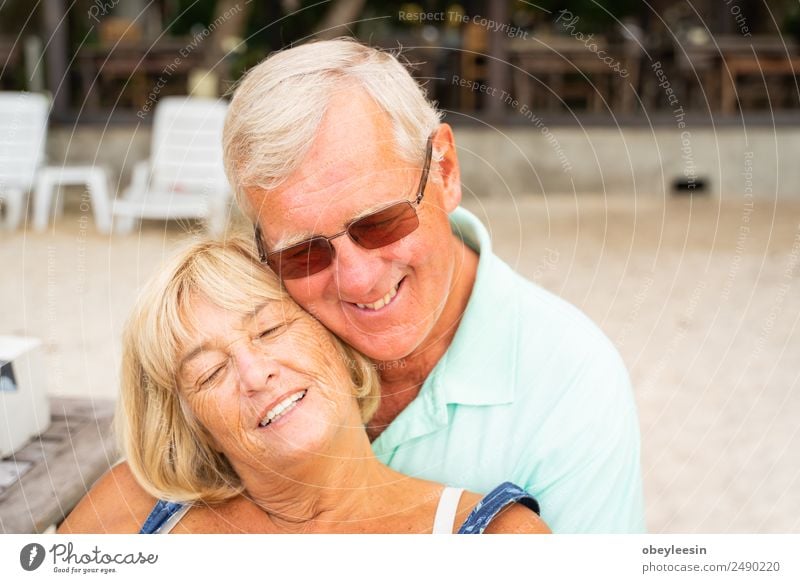 Ältere Paare sitzen zusammen am Strand. Lifestyle Freude Glück ruhig Freizeit & Hobby Ferien & Urlaub & Reisen Sommer Sonne Meer Mensch Frau Erwachsene Mann