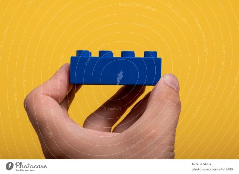 blauer Baustein Baustelle Mann Erwachsene Hand Finger Spielzeug Kunststoff berühren festhalten gelb Freude Business Freizeit & Hobby Genauigkeit bauen einzeln