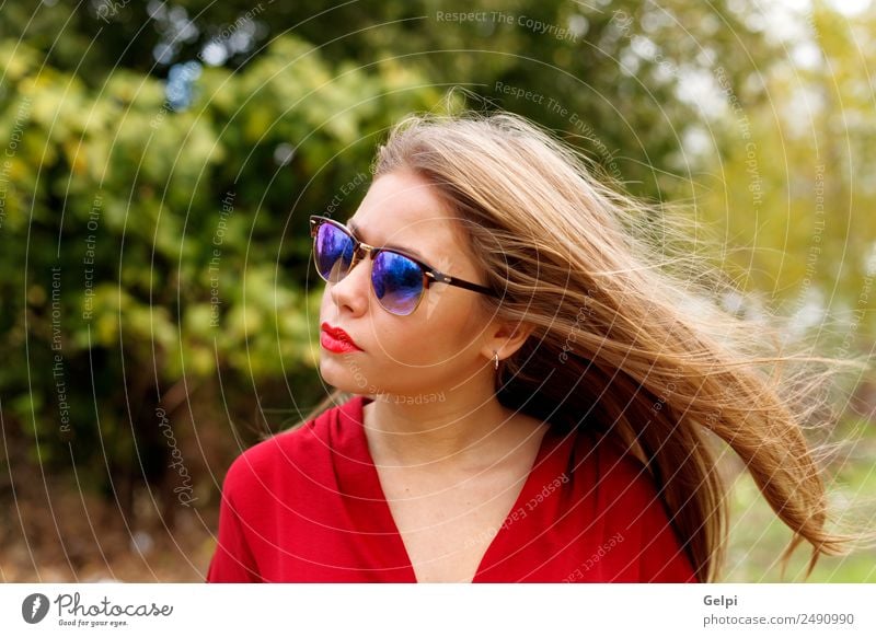 Hübsches blondes Mädchen Lifestyle Stil schön Mensch Frau Erwachsene Lippen Natur Herbst Baum Blatt Park Straße Mode Bekleidung Sonnenbrille machen Erotik lang