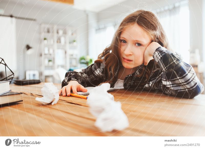 wütendes und müdees Kind Mädchen mit Problemen bei der Hausarbeit Lifestyle lesen Tisch Schule lernen Schulkind Kindheit Buch schreiben Traurigkeit klug
