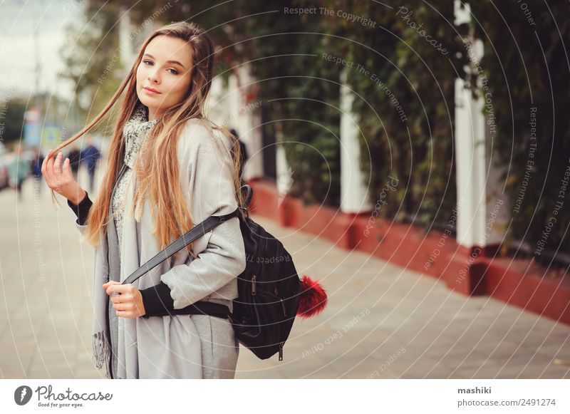 Straßenbild Porträt eines jungen, schönen, glücklichen Mädchens Lifestyle Stil feminin Frau Erwachsene Herbst Wetter Wärme Mode Mantel trendy modern natürlich