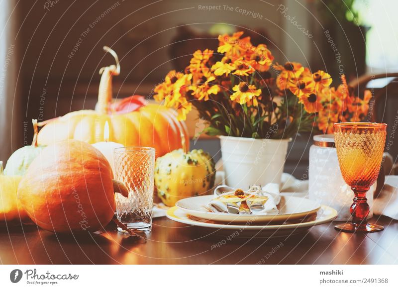 Herbstliche traditionelle Tischdekoration zu Thanksgiving oder Halloween Gemüse Frucht Abendessen Teller Stil Dekoration & Verzierung Feste & Feiern