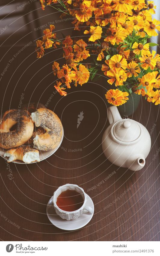 gemütliches Herbstfrühstück auf dem Tisch im Landhaus Frühstück Getränk Tee Topf Lifestyle Erholung Geborgenheit fallen Bagel essen Hintergrund Windstille kalt