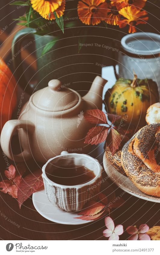 gemütliches Herbstfrühstück auf dem Tisch im Landhaus Frühstück Getränk Tee Topf Lifestyle Dekoration & Verzierung Wärme Blatt Wald Geborgenheit fallen Bagel