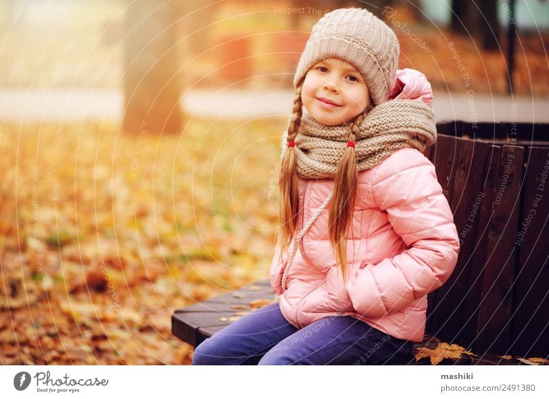 Herbstportrait eines lächelnden Kindes Mädchens Stil Freude Glück Freizeit & Hobby stricken Kleinkind Kindheit Natur Wärme Baum Blatt Park Wald Mode Schal Hut