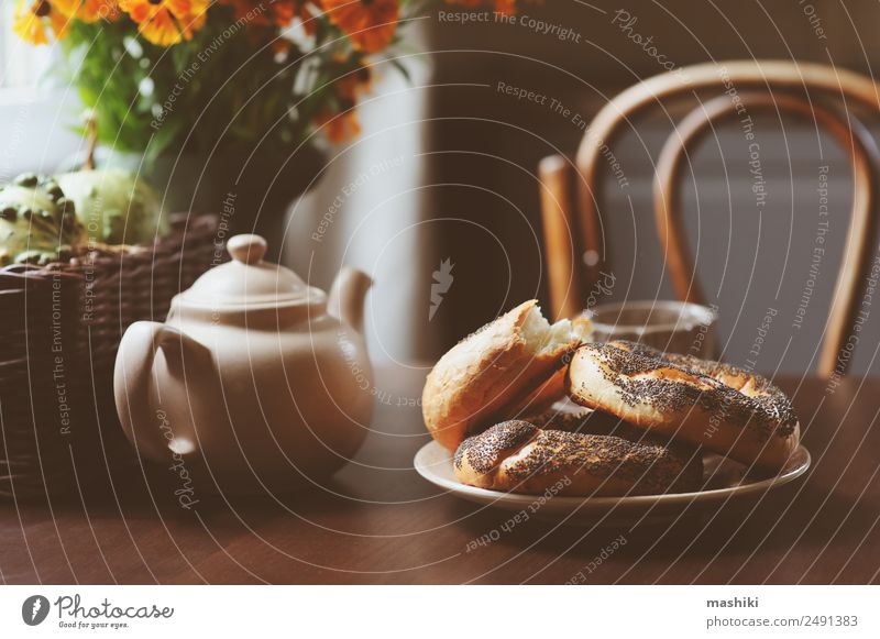 gemütliches Herbstfrühstück auf dem Tisch im Landhaus Frühstück Getränk Tee Topf Lifestyle Erholung Dekoration & Verzierung Wärme Blatt Wald Holz braun