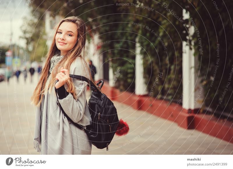 Straßenbild Porträt eines jungen, schönen, glücklichen Mädchens Lifestyle Stil feminin Frau Erwachsene Herbst Wetter Wärme Mode Hemd Pullover Mantel trendy
