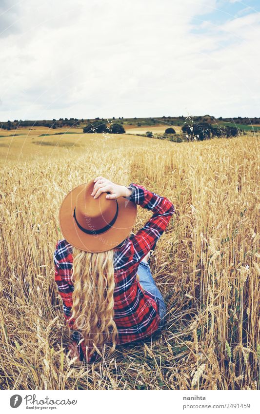 Rückansicht einer jungen Frau auf einem Weizenfeld Getreide Lifestyle Stil Wellness Wohlgefühl Erholung Ferien & Urlaub & Reisen Abenteuer Freiheit Sommer