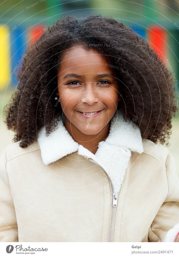 Hübsches Mädchen mit langem Afrohaar. Glück schön Haare & Frisuren Haut Gesicht Kind Schule Frau Erwachsene Himmel Wärme Park Mantel Afro-Look niedlich zehn