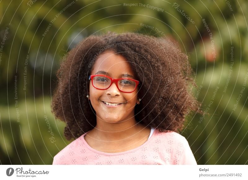 Hübsches Mädchen mit langem Afrohaar. Freude Glück schön Kind Mensch Kleinkind Kindheit Natur Straße Afro-Look Lächeln Fröhlichkeit klein niedlich schwarz